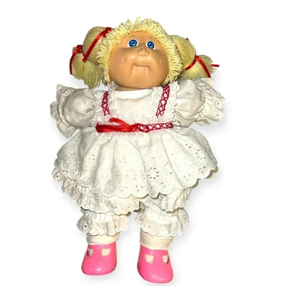 Vintage 1985 Cabbage Patch Kids Doll in White Eyelet Dress & Red Ribbon - Picture 3 of 8